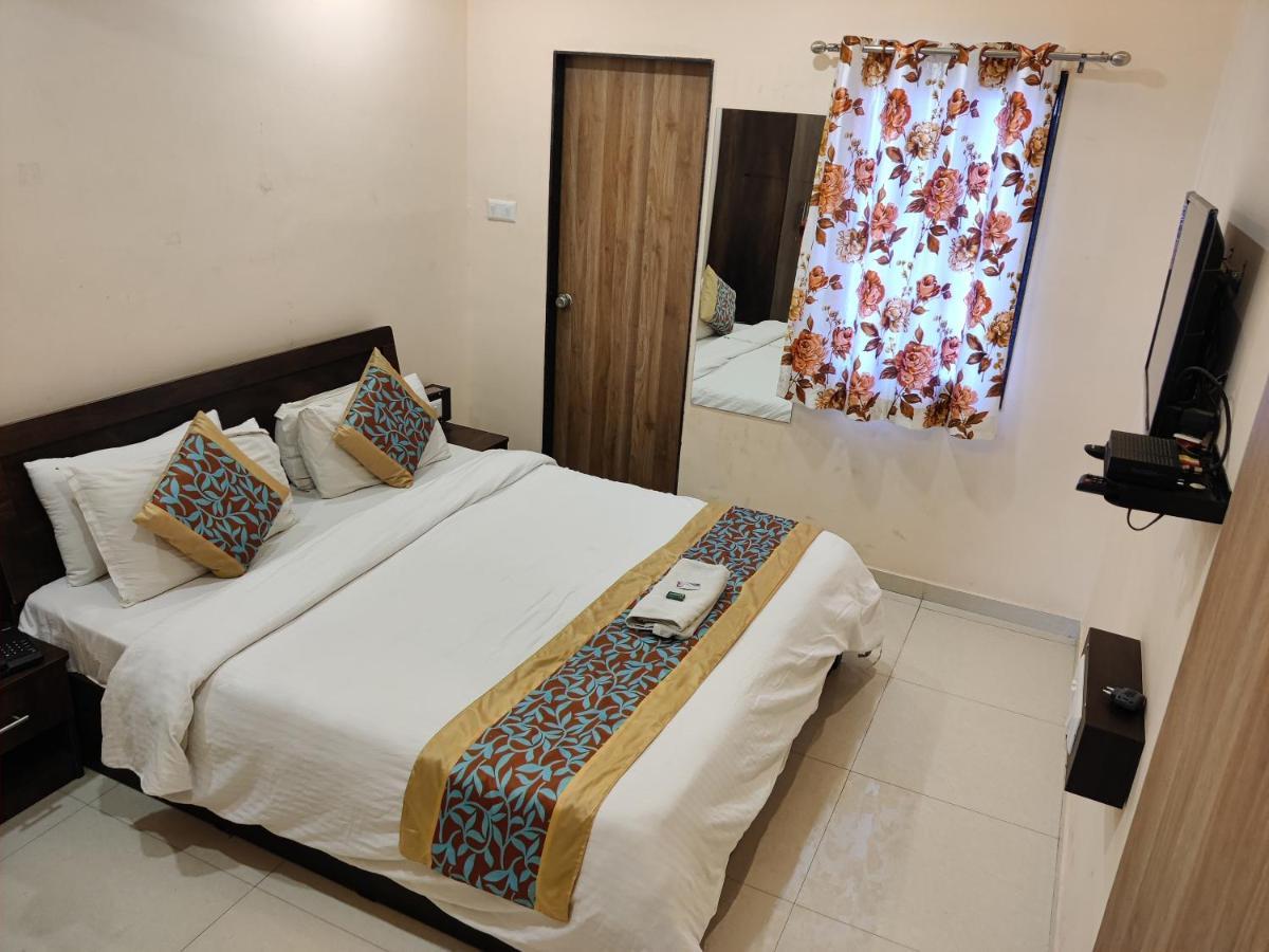 Hotel Blue Leaf Rajkot Ngoại thất bức ảnh