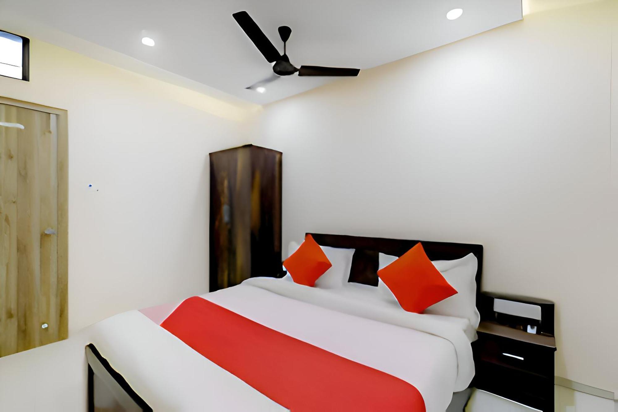 Hotel Blue Leaf Rajkot Ngoại thất bức ảnh